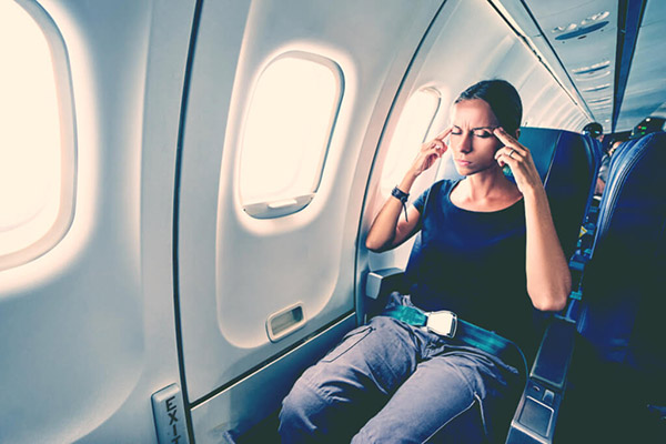 飛行機内のウイルス感染率は地上の100倍? 体調を崩さないための対策!