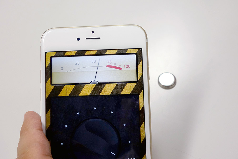 iPhoneの金属探知機アプリ「Metal Detector」はどんな原理で反応するの？