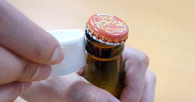 裏ワザ】コピー用紙1枚で瓶の栓が開けられるって本当？ - OTONA LIFE