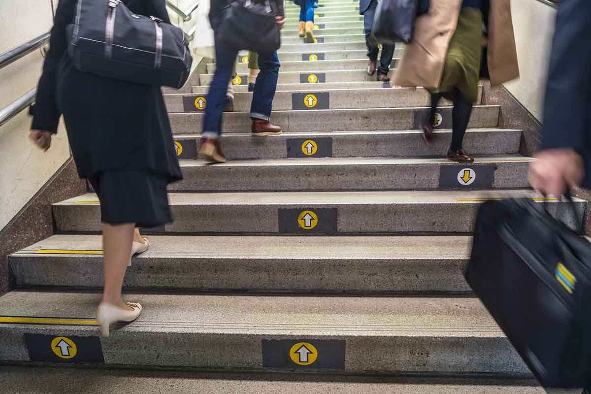 駅の階段で昇降に律義な日本人