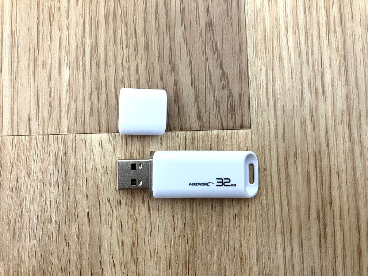保護キャップをはずした「USBメモリー32GB」