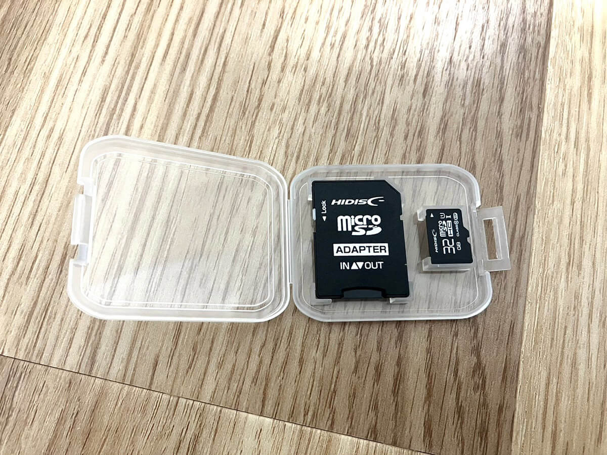 SDアダプタと保護ケースが付属している「microSD32GB」