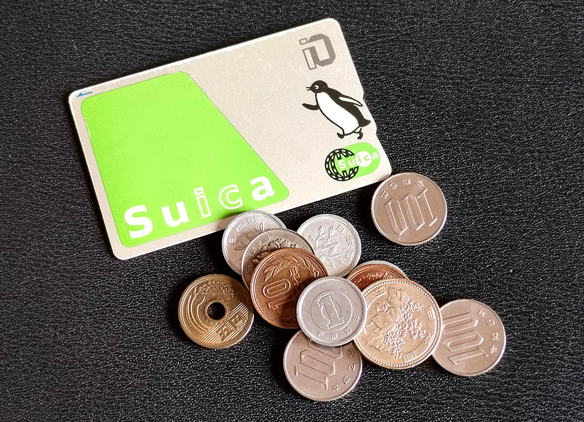 Suicaはコンビニなどで現金と組み合わせて利用できる1