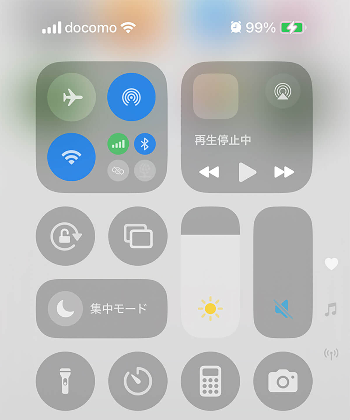 iOS 18ならiPhoneのコントロールセンターを自由にカスタマイズできる